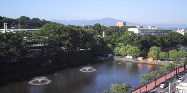 秋田車屋から見る秋田千秋公園　奥は大平山