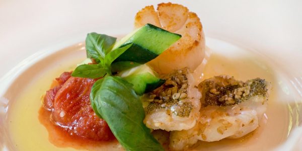 鮎魚女の胡麻焼と帆立貝のポワレ 　トマトサルデッラソース