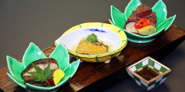 焼物八寸(伊佐木柚庵 牛ひれ 蝦夷鮑)