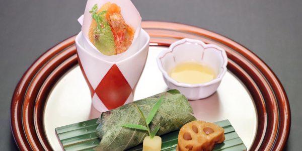  隠れ里御膳　焼物八寸（烏鰈味噌麹焼 車海老たらの芽）