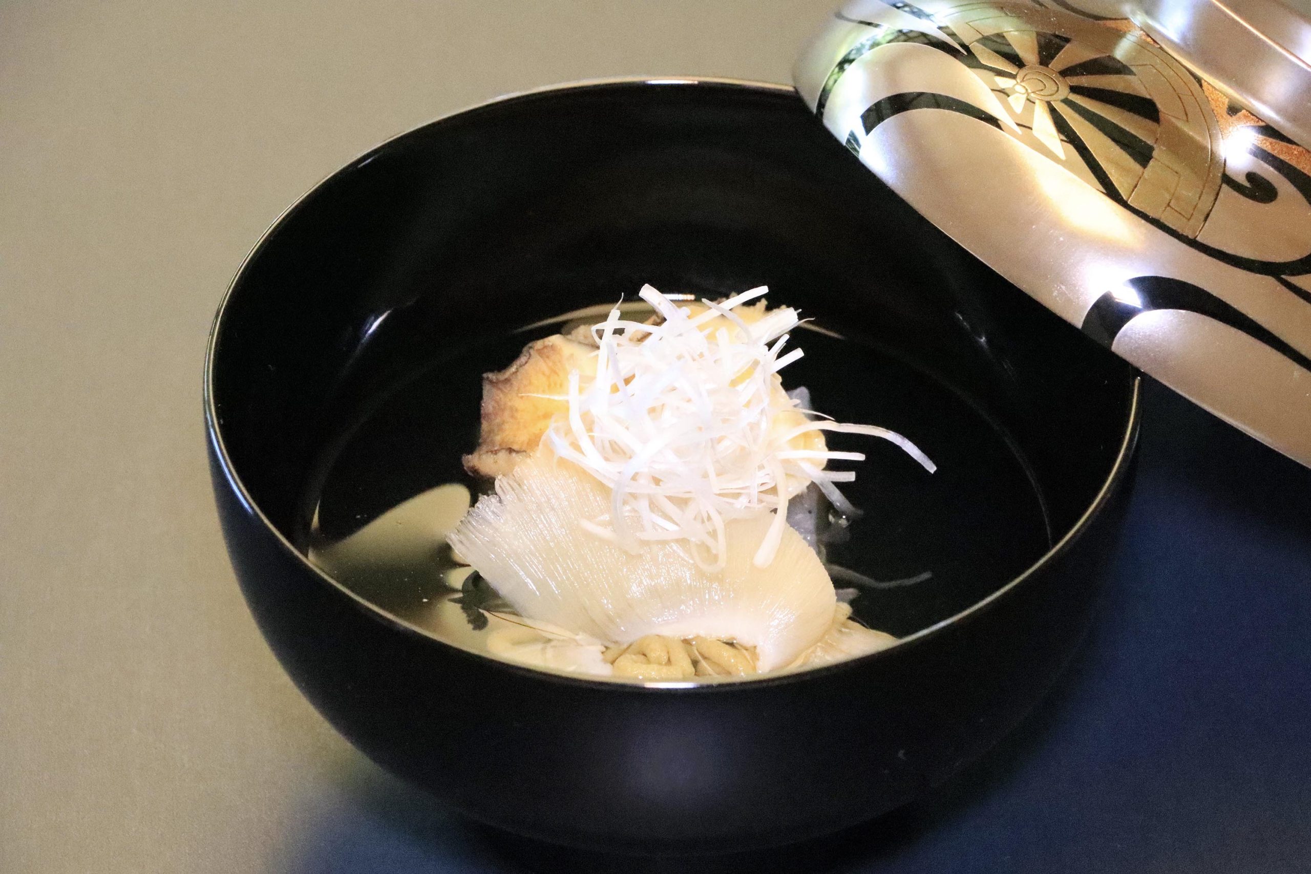 椀盛（蝦夷鮑 鱶鰭 肝素麺）