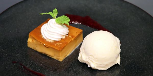 昔ながらのプリンとバニラアイス