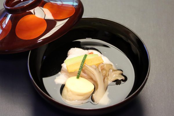 椀盛（鮎魚女葛打ち）
