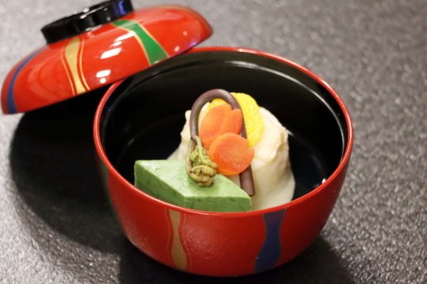 春の彩り会席 御椀（帆立ふかし）