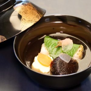 椀盛（薄葛仕立：天鯛桜葉包）