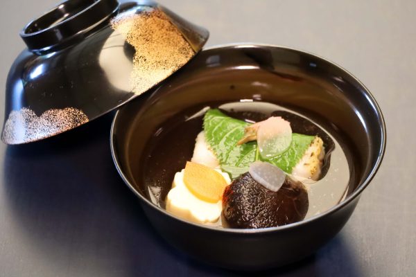 椀盛（薄葛仕立：天鯛桜葉包）