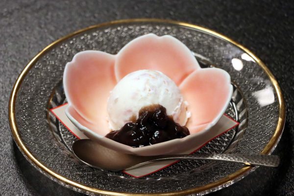 春の彩り会席　食事（桜アイスクリーム）