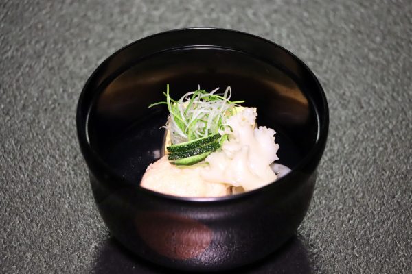 風薫る初夏のコース　御椀（芝海老真薯）