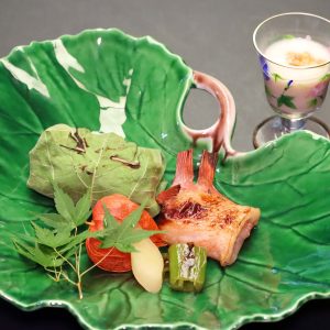 焼物八寸（キンキ幽庵焼 牛ひれ 桃すり流し）