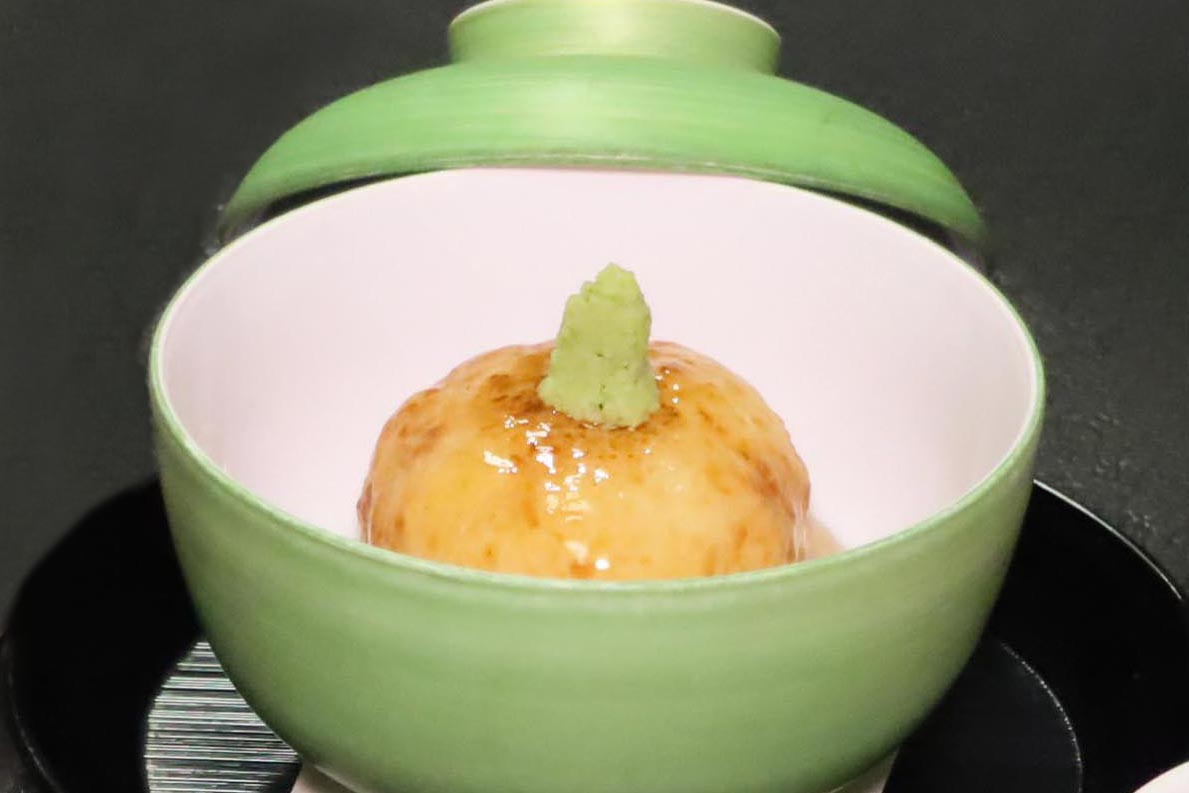 風薫る初夏のコース　煮物（蓮根饅頭）