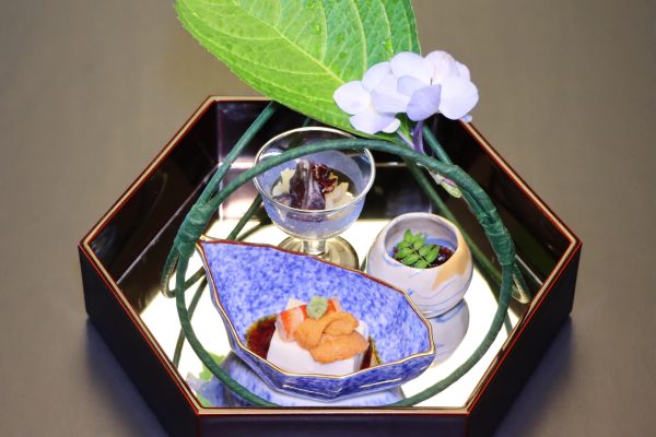 前菜（水無月：胡麻豆腐 千枚蛸 姫栄螺）