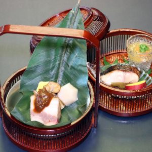 焼物八寸（伊佐木幽庵焼・青朴葉包）