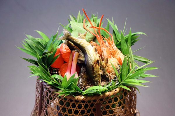 焼紋八寸 （天然鮎 牛ヒレ 糸巻海老）