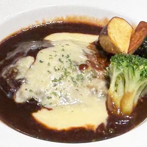 デミグラスと焼き芋ソースのビストロ風ハンバーグ
