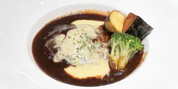 デミグラスと焼き芋ソースのビストロ風ハンバーグ