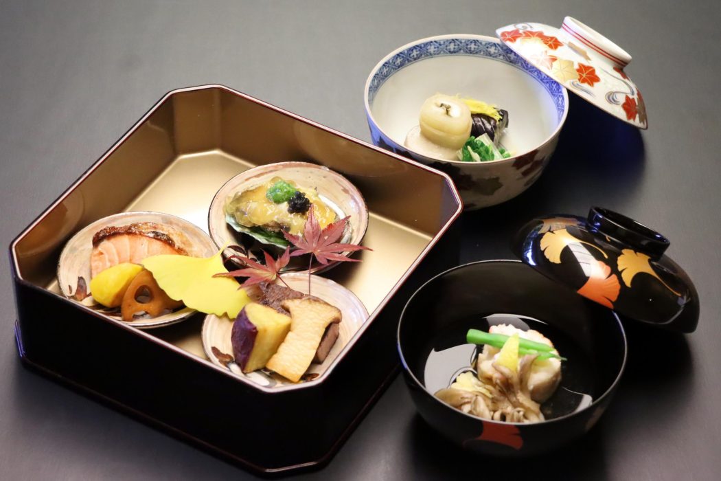 雪会席_椀盛(蟹 帆立真薯) 焼物八寸(サーモン柚庵焼・牛ヒレステーキ・蝦夷鮑) 煮物(茄子阿蘭陀煮)
